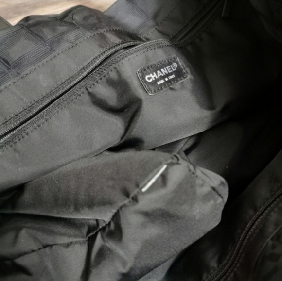 CHANEL NYLON Camellia vintage tote - Picture 2 of 12